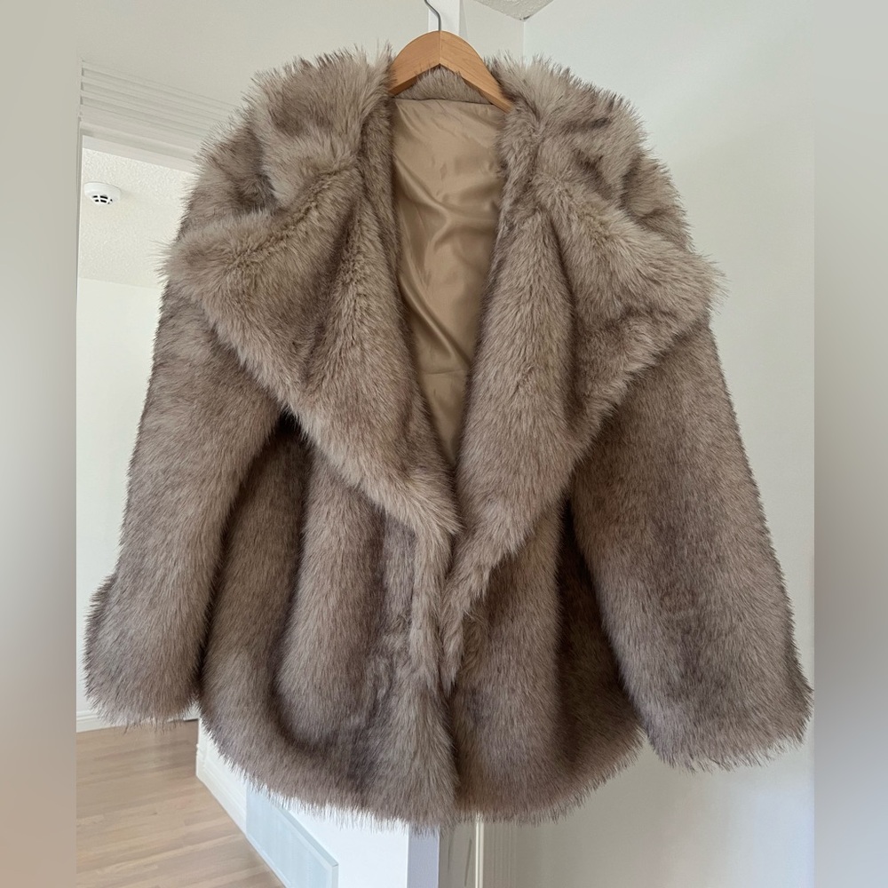 Like new condition faux fur Commense Coat only worn a couple of times. Size M.